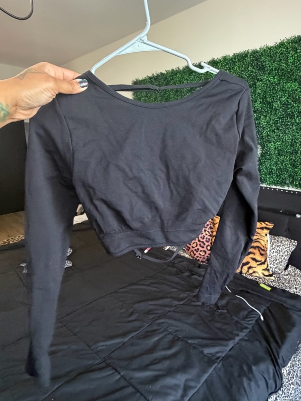 Black Long-Sleeve Cropped Top - Women's Stylish Tee